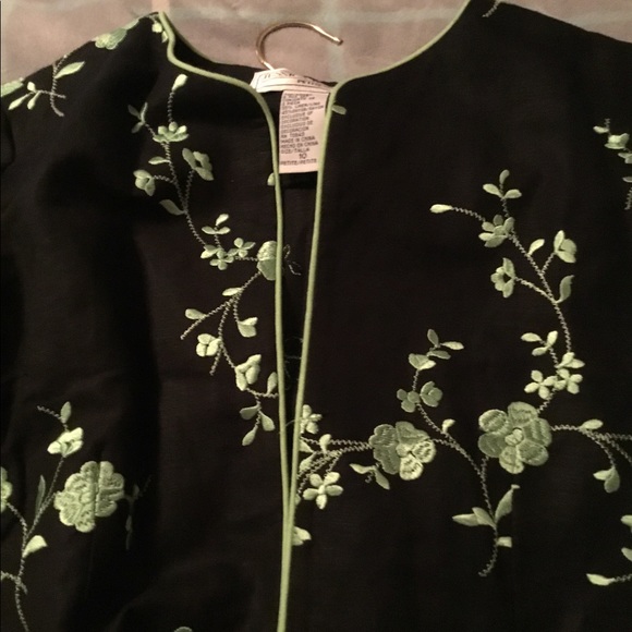 Tow piece Jessica Howard black dress with lime green embroidered flowers. - Picture 4 of 4